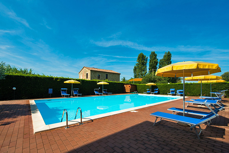 Piscina con lettini e ombrelloni - Hotel 3 stelle con piscina, lettini e ombrelloni sul Lago Trasimeno