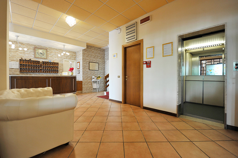 Reception e ascensore di Hotel Torricella