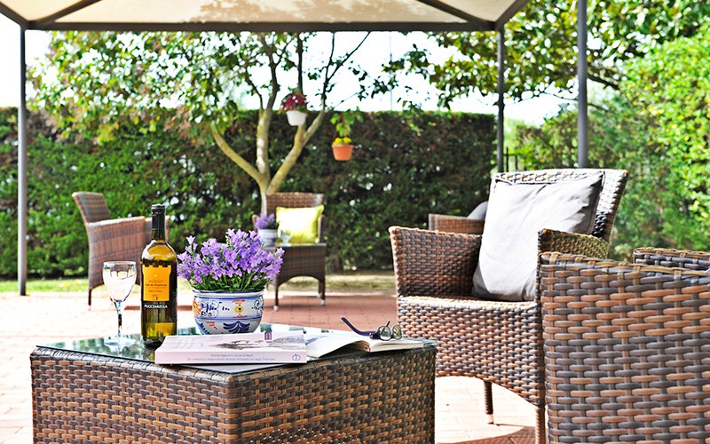 Zona relax con gazebo e giardino