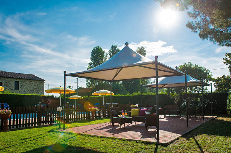 Grazioso giardino con gazebo adiacente alla piscina di Hotel Torricella - Hotel Torricella sul Lago Trasimeno Grazioso giardino con gazebo adiacente alla piscina di Hotel Torricella - Hotel Torricella sul Lago Trasimeno